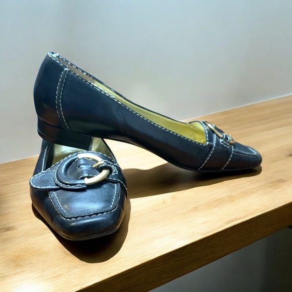 Bill Blass Alberti Black Loafers w Gold Hardware - Picture 3 of 6